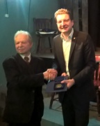 Lietuvos žurnalistų sąjungos pirmininkas Dainius Radzevičius apdovanojo medaliu “Už nuopelnus žurnalistikai” LŽS Senjorų klubo pirmininką Ipolitą Skridlą. Vytauto Žeimanto nuotrauka Lietuvos žurnalistų sąjungos pirmininkas Dainius Radzevičius apdovanojo medaliu “Už nuopelnus žurnalistikai” LŽS Senjorų klubo pirmininką Ipolitą Skridlą. Vytauto Žeimanto nuotrauka